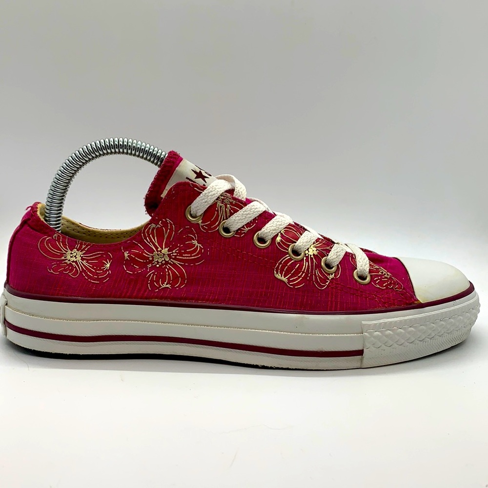 Women’s Converse low tops with print